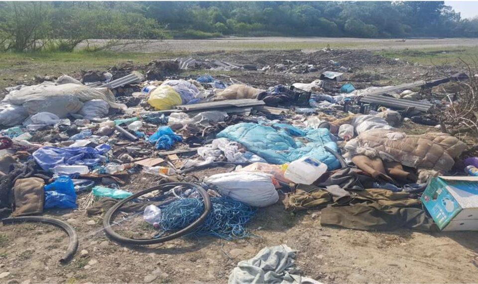Depozitari de deșeuri pe malul drept al râului Suceava, comuna Satu Mare