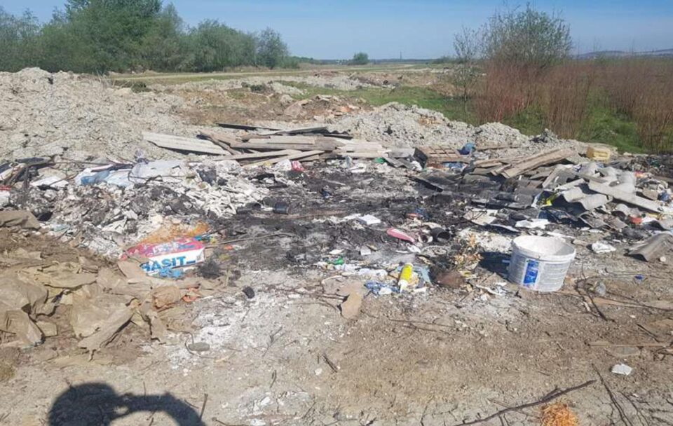 Depozitari de deșeuri pe malul drept al râului Suceava, comuna Bosanci