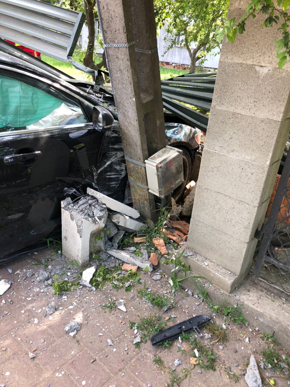 Cu Jaguarul în stâlp și apoi în gard