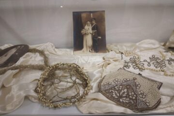 Sute de piese vestimentare originale și accesorii din perioada 1850-1950, expuse la Muzeul de Istorie