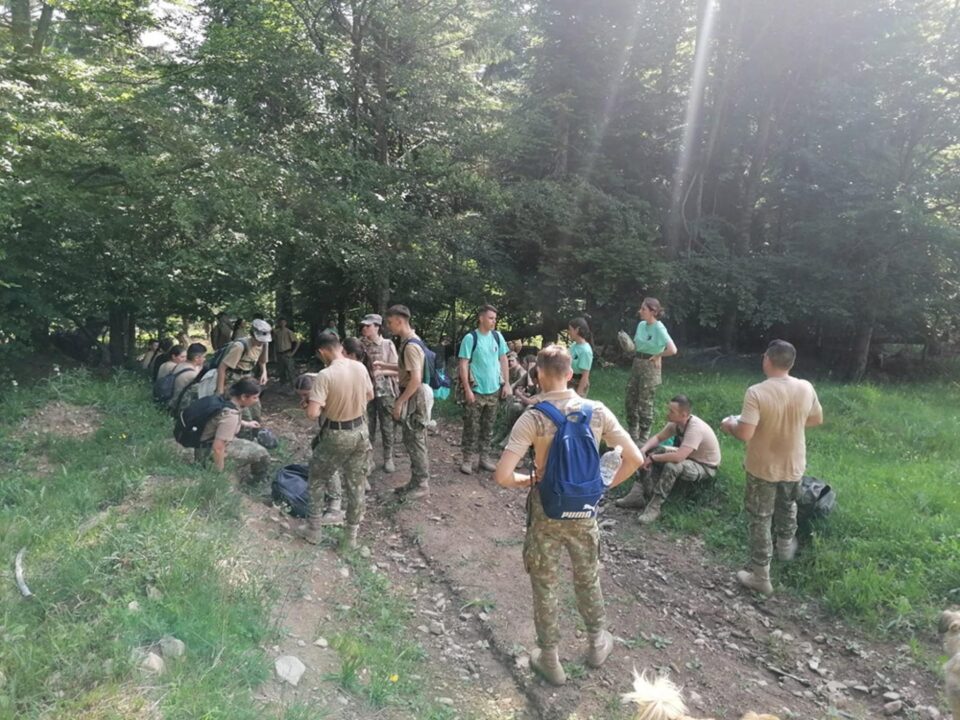 Elevi de la Colegiul Militar „Ștefan cel Mare”, în tabără de instrucție la Colibița Elevi de la Colegiul Militar „Ștefan cel Mare”, în tabără de instrucție la Colibița