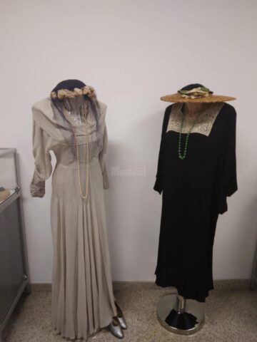 Sute de piese vestimentare originale și accesorii din perioada 1850-1950, expuse la Muzeul de Istorie
