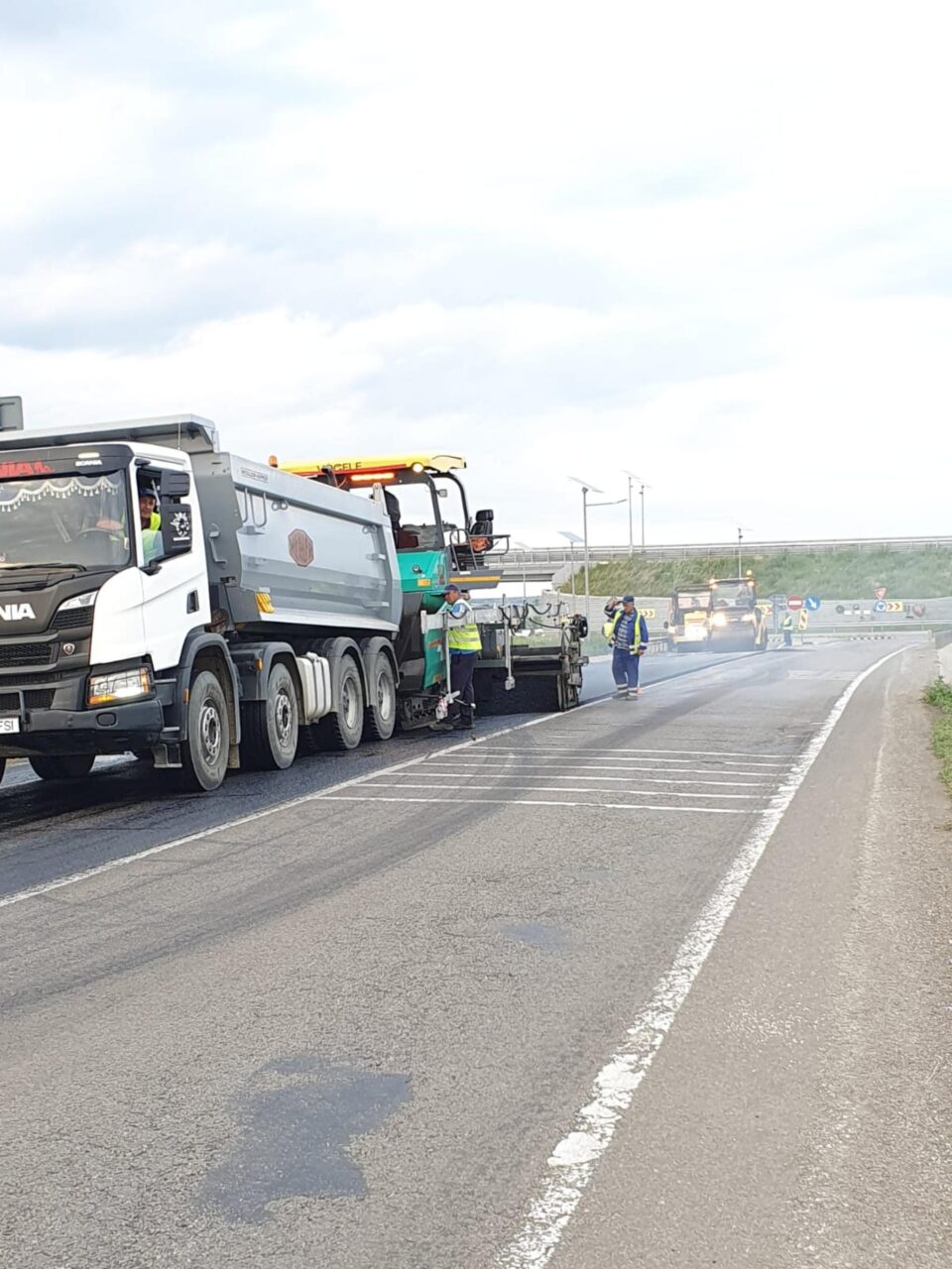 Covor asfaltic pe DN 17, între Șcheia și Ilișești.