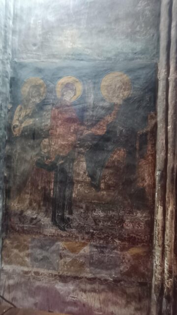 În interior s-a păstrat pictura originală