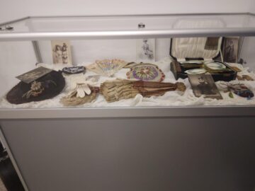 Sute de piese vestimentare originale și accesorii din perioada 1850-1950, expuse la Muzeul de Istorie