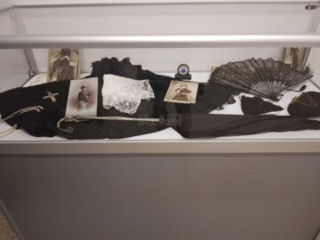 Sute de piese vestimentare originale și accesorii din perioada 1850-1950, expuse la Muzeul de Istorie