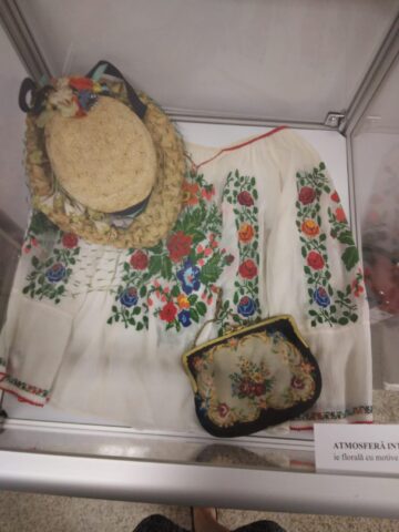 Sute de piese vestimentare originale și accesorii din perioada 1850-1950, expuse la Muzeul de Istorie