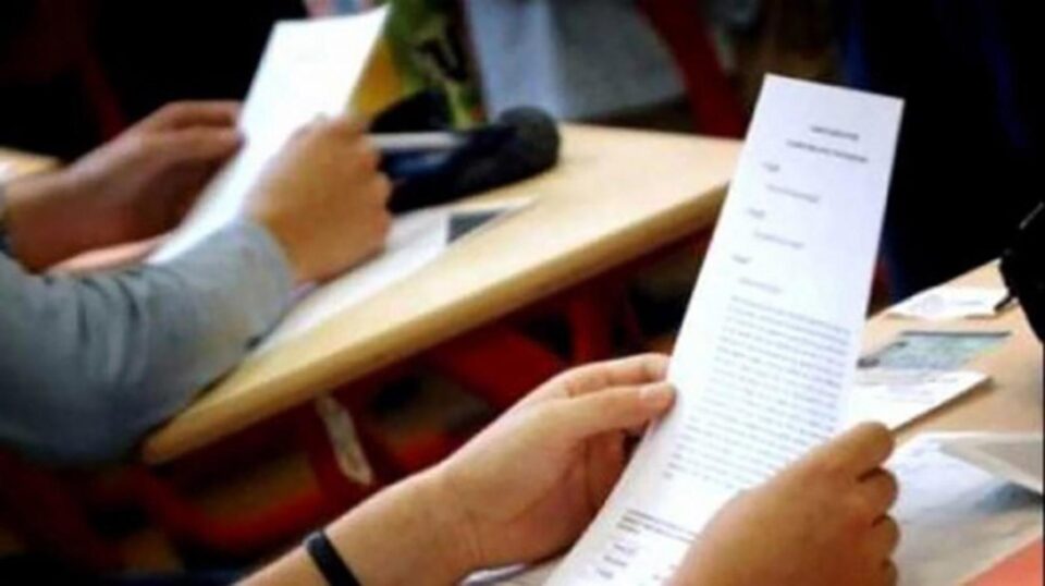 Distribuitorul ilegal de subiecte la Evaluarea Națională de la Școala „Teodor Balan” Gura Humorului a fost chiar un membru al Comisiei de examinare Foto obiectivbr.ro Distribuitorul ilegal de subiecte la Evaluarea Națională de la Școala „Teodor Balan” Gura Humorului a fost chiar un membru al Comisiei de examinare Foto obiectivbr.ro