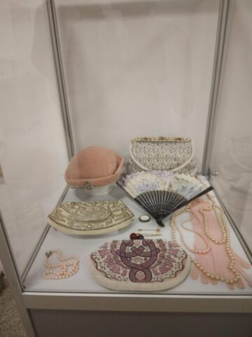 Sute de piese vestimentare originale și accesorii din perioada 1850-1950, expuse la Muzeul de Istorie