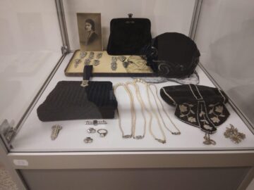 Sute de piese vestimentare originale și accesorii din perioada 1850-1950, expuse la Muzeul de Istorie