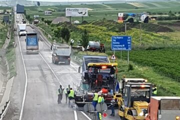 Covor asfaltic pe DN 17, între Șcheia și Ilișești.