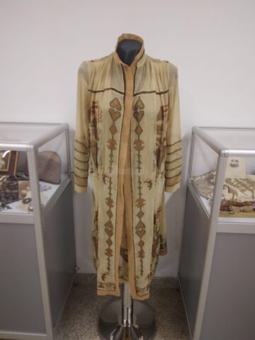 Sute de piese vestimentare originale și accesorii din perioada 1850-1950, expuse la Muzeul de Istorie
