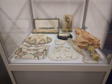 Sute de piese vestimentare originale și accesorii din perioada 1850-1950, expuse la Muzeul de Istorie