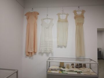 Sute de piese vestimentare originale și accesorii din perioada 1850-1950, expuse la Muzeul de Istorie