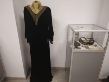 Sute de piese vestimentare originale și accesorii din perioada 1850-1950, expuse la Muzeul de Istorie