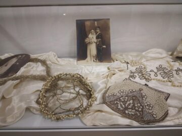 Sute de piese vestimentare originale și accesorii din perioada 1850-1950, expuse la Muzeul de Istorie