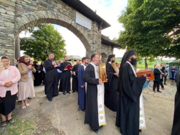 Racla cu mâna Sfântului Ierarh Nicolae a ajuns vineri seară la Mănăstirea „Duminica Tuturor Sfinților” din Părhăuți