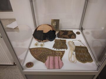 Sute de piese vestimentare originale și accesorii din perioada 1850-1950, expuse la Muzeul de Istorie