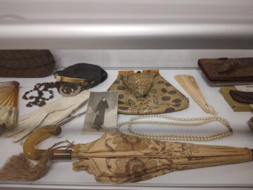 Sute de piese vestimentare originale și accesorii din perioada 1850-1950, expuse la Muzeul de Istorie