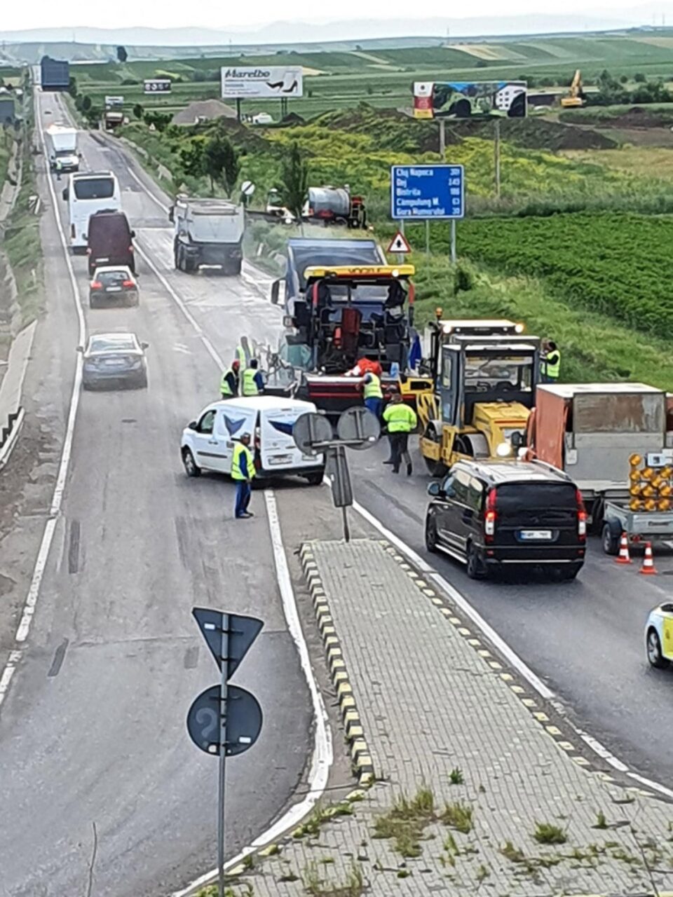 Covor asfaltic pe DN 17, între Șcheia și Ilișești. Se lucrează seara și pe timp de noapte
