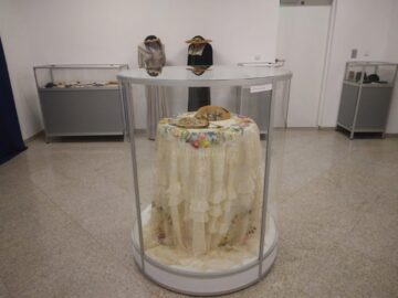 Sute de piese vestimentare originale și accesorii din perioada 1850-1950, expuse la Muzeul de Istorie