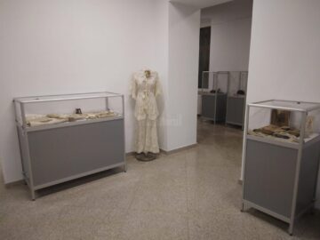 Sute de piese vestimentare originale și accesorii din perioada 1850-1950, expuse la Muzeul de Istorie