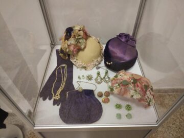 Sute de piese vestimentare originale și accesorii din perioada 1850-1950, expuse la Muzeul de Istorie