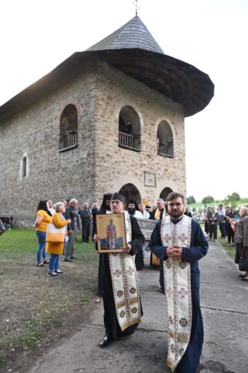 Racla cu mâna Sfântului Ierarh Nicolae a ajuns vineri seară la Mănăstirea „Duminica Tuturor Sfinților” din Părhăuți