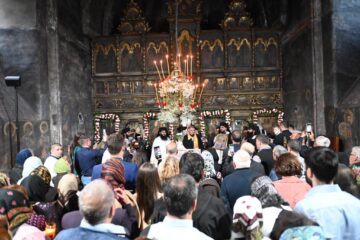 Racla cu mâna Sfântului Ierarh Nicolae a ajuns vineri seară la Mănăstirea „Duminica Tuturor Sfinților” din Părhăuți