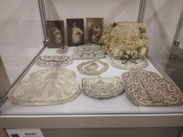 Sute de piese vestimentare originale și accesorii din perioada 1850-1950, expuse la Muzeul de Istorie