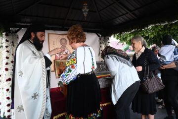 Racla cu mâna Sfântului Ierarh Nicolae a ajuns vineri seară la Mănăstirea „Duminica Tuturor Sfinților” din Părhăuți
