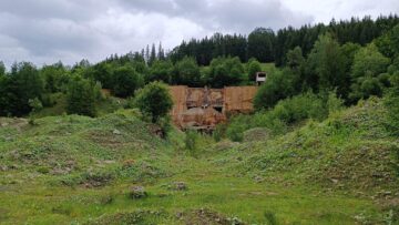 Ruine din zona uzinei de preparare a minereului