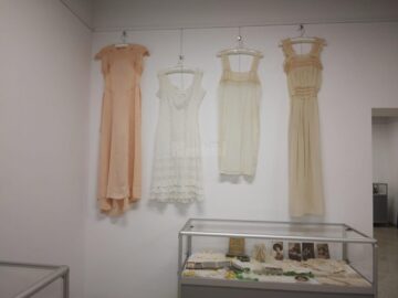 Sute de piese vestimentare originale și accesorii din perioada 1850-1950, expuse la Muzeul de Istorie