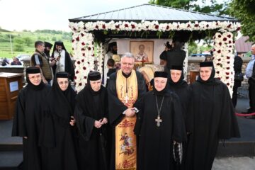 Racla cu mâna Sfântului Ierarh Nicolae a ajuns vineri seară la Mănăstirea „Duminica Tuturor Sfinților” din Părhăuți