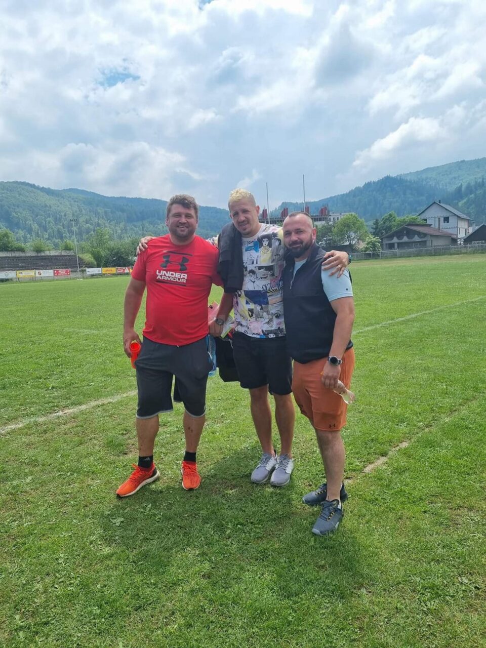 Mihai Macovei, in mijloc, acasă, unde se menține în formă pe stadionul Tineretului din Gura Humorului