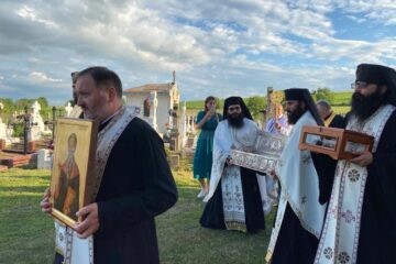 Racla cu mâna Sfântului Ierarh Nicolae a ajuns vineri seară la Mănăstirea „Duminica Tuturor Sfinților” din Părhăuți