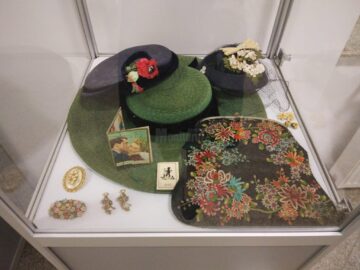 Sute de piese vestimentare originale și accesorii din perioada 1850-1950, expuse la Muzeul de Istorie