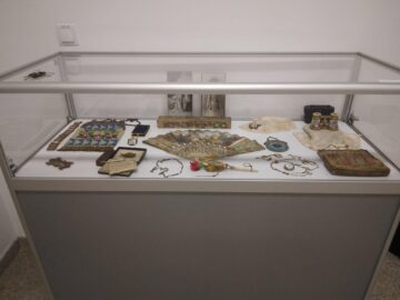 Sute de piese vestimentare originale și accesorii din perioada 1850-1950, expuse la Muzeul de Istorie