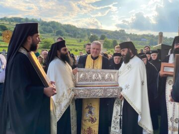 Racla cu mâna Sfântului Ierarh Nicolae a ajuns vineri seară la Mănăstirea „Duminica Tuturor Sfinților” din Părhăuți