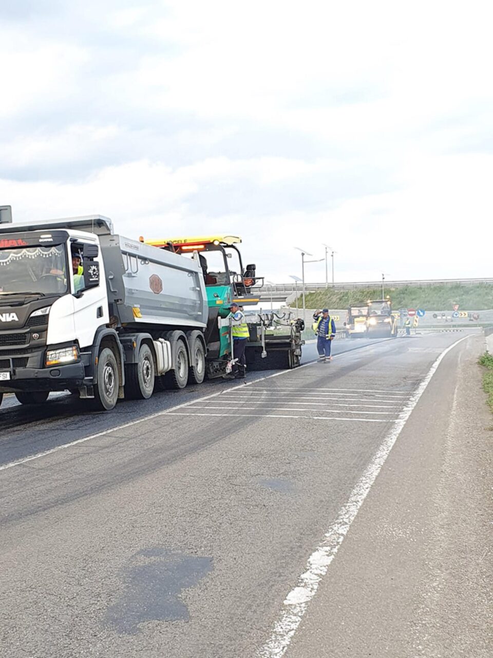 Covor asfaltic pe DN 17, între Șcheia și Ilișești. Se lucrează seara și pe timp de noapte