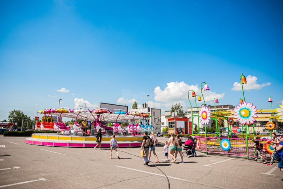 Roată panoramică de 30 de metri înălțime, atracții pentru copii și momente pline de adrenalină, la Iulius Mall Suceava