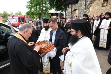 Racla cu mâna Sfântului Ierarh Nicolae a ajuns vineri seară la Mănăstirea „Duminica Tuturor Sfinților” din Părhăuți