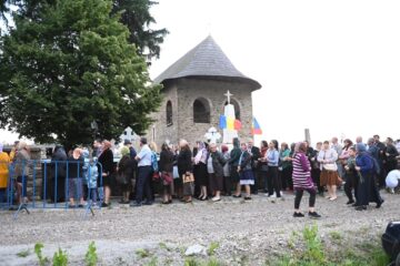Racla cu mâna Sfântului Ierarh Nicolae a ajuns vineri seară la Mănăstirea „Duminica Tuturor Sfinților” din Părhăuți