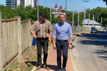 Strada Brădetului, cea care face legătura între municipiul Suceava și comuna Ipotești, dar și cu zona de agrement Tătărași, a fost reabilitată cu un nou covor asfaltic