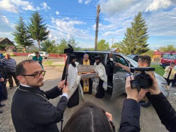 Racla cu mâna Sfântului Ierarh Nicolae a ajuns vineri seară la Mănăstirea „Duminica Tuturor Sfinților” din Părhăuți, unde va sta până duminică