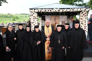 Racla cu mâna Sfântului Ierarh Nicolae a ajuns vineri seară la Mănăstirea „Duminica Tuturor Sfinților” din Părhăuți, unde va sta până duminică