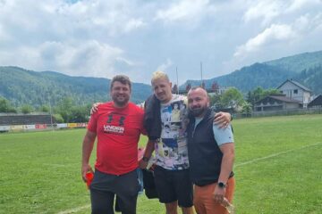 Mihai Macovei, în mijloc, acasă, unde se menține în formă pe stadionul Tineretului din Gura Humorului