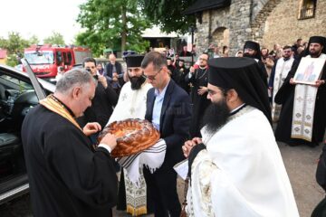 Racla cu mâna Sfântului Ierarh Nicolae a ajuns vineri seară la Mănăstirea „Duminica Tuturor Sfinților” din Părhăuți, unde va sta până duminică