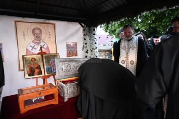 Racla cu mâna Sfântului Ierarh Nicolae a ajuns vineri seară la Mănăstirea „Duminica Tuturor Sfinților” din Părhăuți, unde va sta până duminică