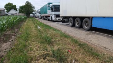 Pungi, peturi și doze de suc, aruncate la marginea E85